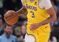 AG官方网站-浓眉哥在防守端发挥出众，成为球队的一大支柱(浓眉哥在防守端发挥出众,成为球队的一大支柱是)